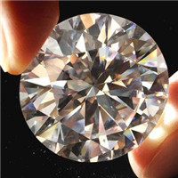 Manière commune de distinguer la moissanite et le diamant naturel