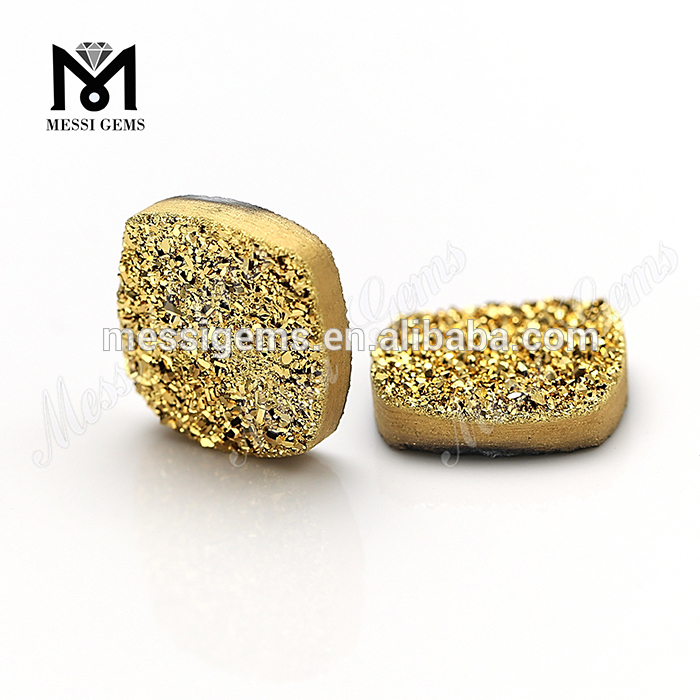Forme de coussin plaqué or pierre d\'agate druzy colorée