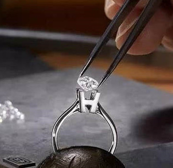 Loi du seuil de pénétration de 5 % : les diamants de laboratoire sont sur le point de prendre feu